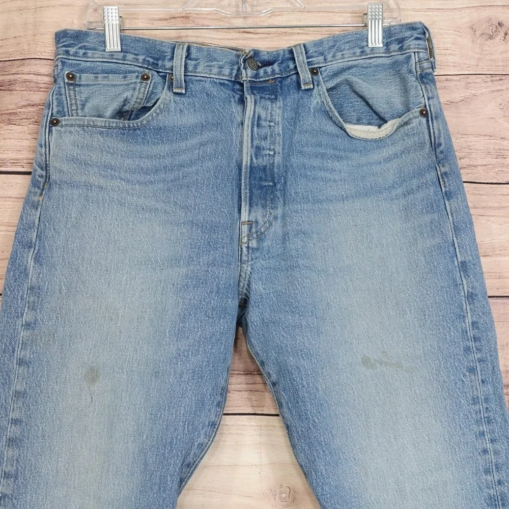 Levis 501 Jeans Mens 33x30 Blue Light Wash Regular Fit Straight Denim Button Fly
